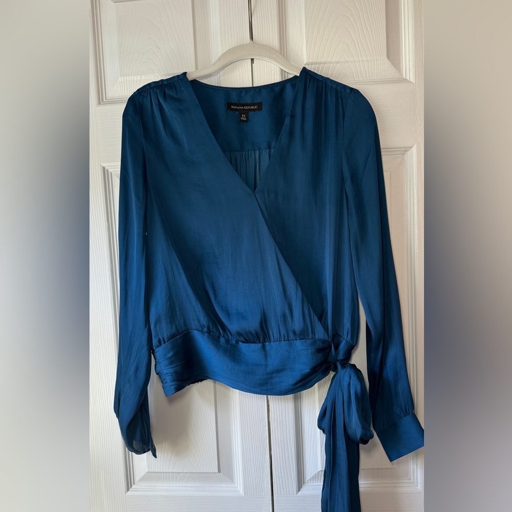 Banana Republic Blue Satin Top XS. Perfect condition.
